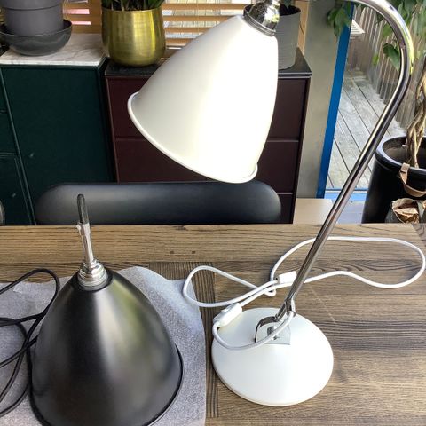 GUBI Bestlite; 2 bordlamper BL2 (offwhite) og 2 pendler BL9 (sort)