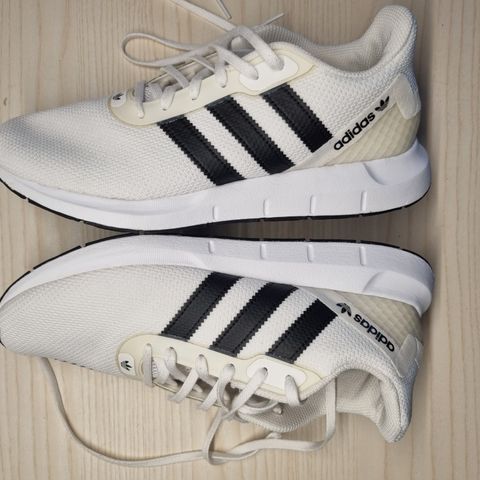 Str.43 ⅓ Adidas originals Swift Run sko