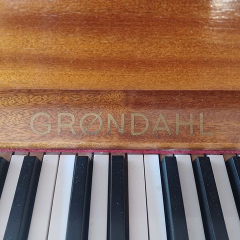 Grøndahl piano selges til høystbydende