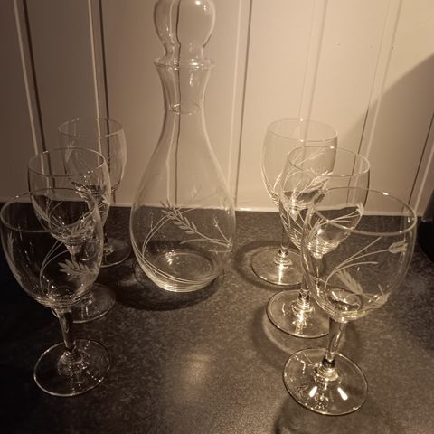 3. hvitvin glass , 3. rødvin glass og 1.vinkaraffel