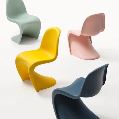 2 hvite Vitra Panton junior stoler