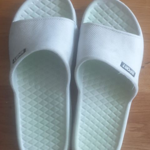 Slippers str 45 (litt defekte)