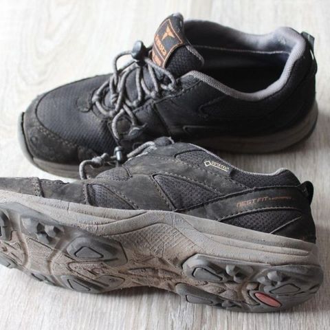 Treksta goretex sko     Str 35  40kr