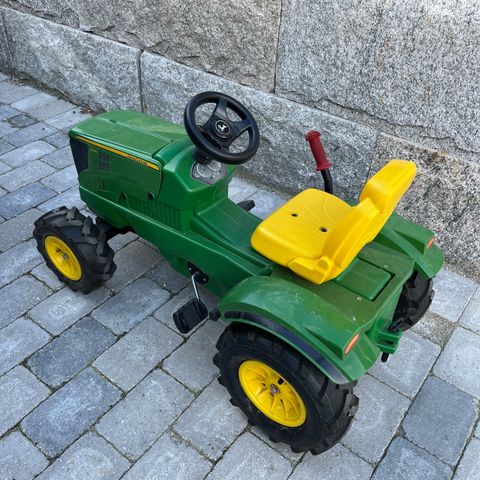 John Deere tråtraktor med luftfylte gummihjul