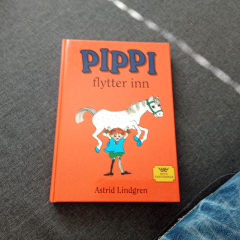 Pippi flytter inn  bok