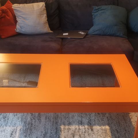 Oransje Stuebord med glassplater