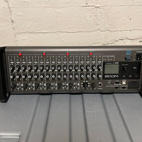 Zoom Livetrack L-20R digital mikser vurderes solgt