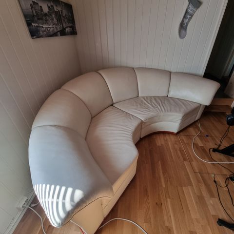 Buet sofa i skin