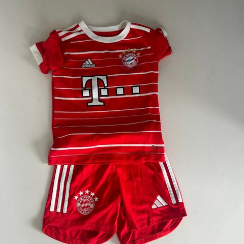 Meget pen Bayern München drakt med shorts selges rimelig