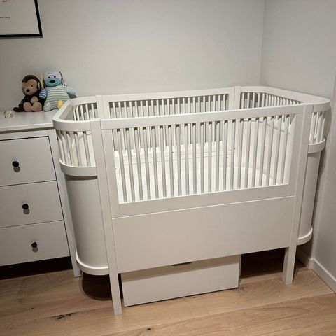 Sebra Baby & Juniorseng, mattress and under-crib drawer (new 17,000 NOK)