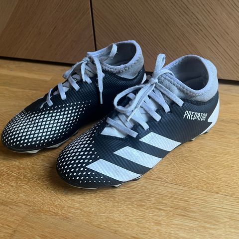 Adidas predator Fotball sko str 34