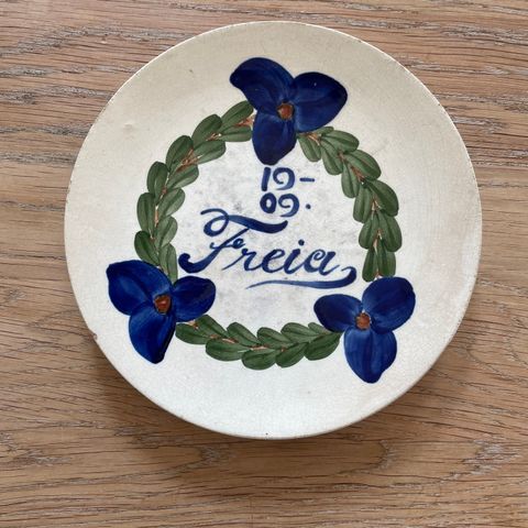 Freia tallerken fra 1909, diameter 17 cm