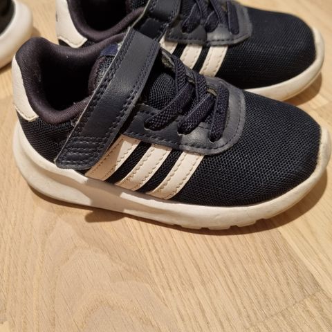 Adidas sko størrelse 22