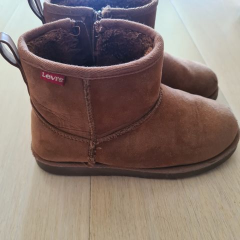 Uggs sko i Levis str 33