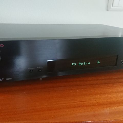 Onkyo T-4030 DAB+/FM tuner. RESERVERT