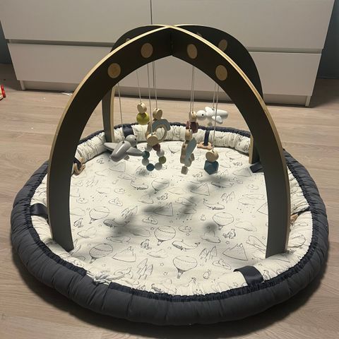 Sebra babygym og hjemmelaget playnest