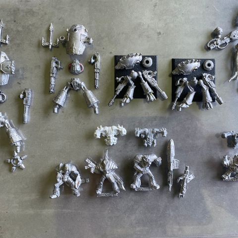 Klassiske Warhammer og Epic metallfigurer