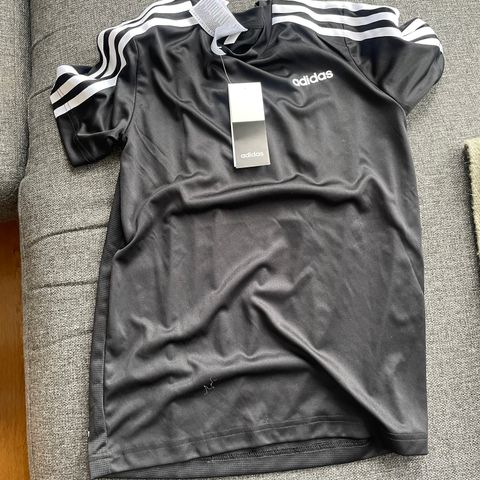 Adidas t-shorts helt ny