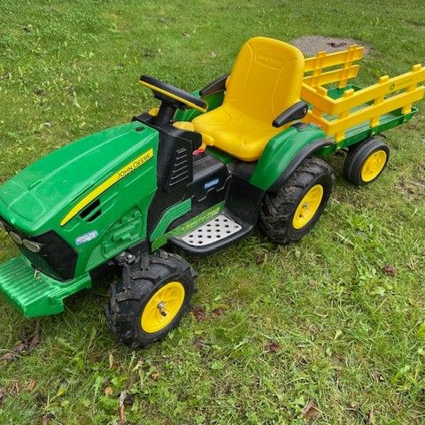 Peg Perego John Deere 12V elektrisk traktor til barn med tilhenger