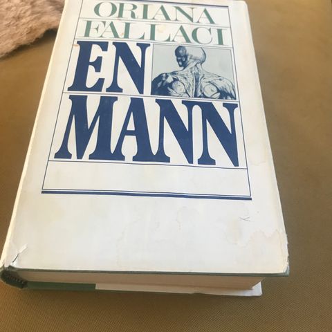 Bok En Mann av Oriana Fallaci