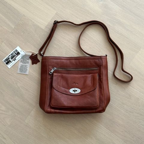 BHC Tiramisu Pocket Flap Crossbody Cognac veske