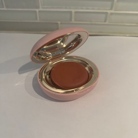 Rare Beauty blush Nearly neutral