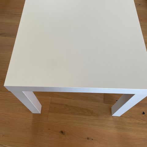 2 hvite lack bord fra IKEA