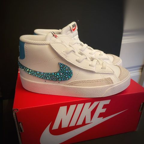 Customized Nike Blazer Mid med bling på swoosh’n;) Str 27.