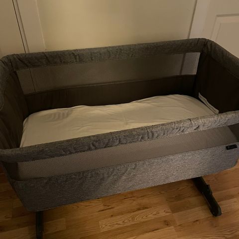 Yngri Tova bedside crib grå med ekstra madrass.