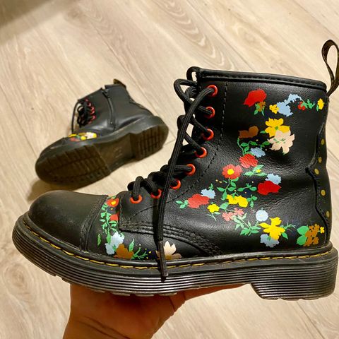 Dr. Martens blomsterboots str 33