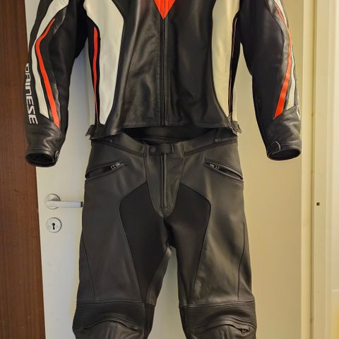 2 delt Dainese skinndress (str:56/60)