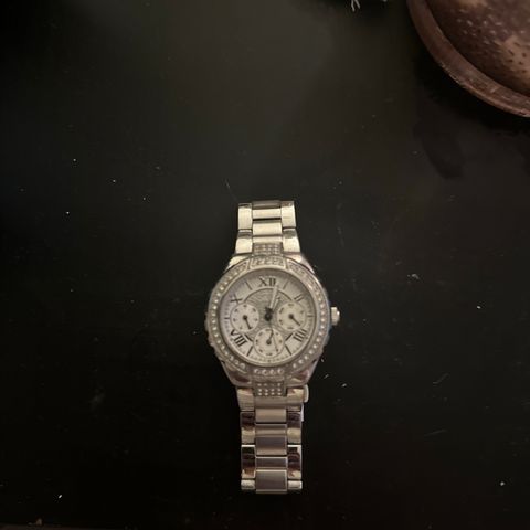 Guess klokke 1750,-