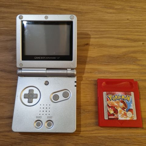 Gameboy SP med Pokemon red selges samlet