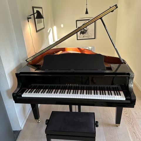 Yamaha GB1 flygel med justerbar krakk