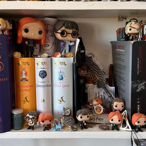 Harry potter figurer, bøker og diverse til salgs