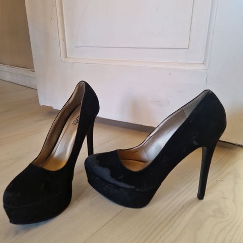 Sorte HØYE pumps Charlotte Russe