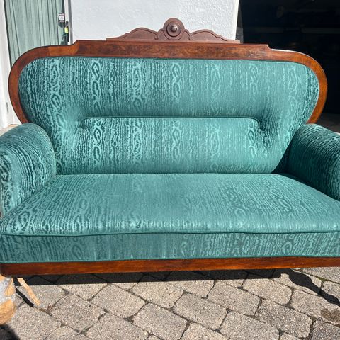 Biedermeier sofa + 2 herre stoler + 3 damestoler selges.