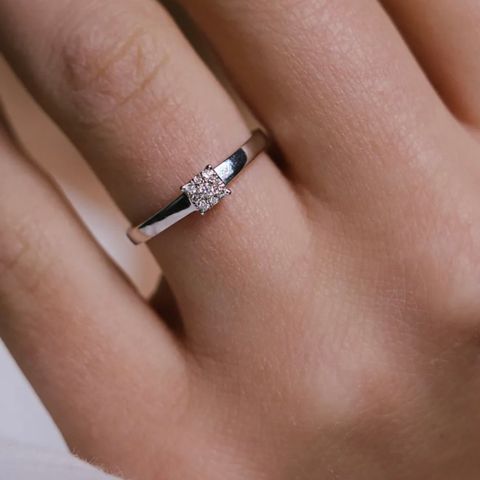 Elegant ring i hvitt gull med diamanter