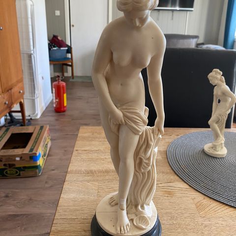 Flott Italiesk skulptur ! Tung og fin! Kan sendes! Laget av Alabaster!