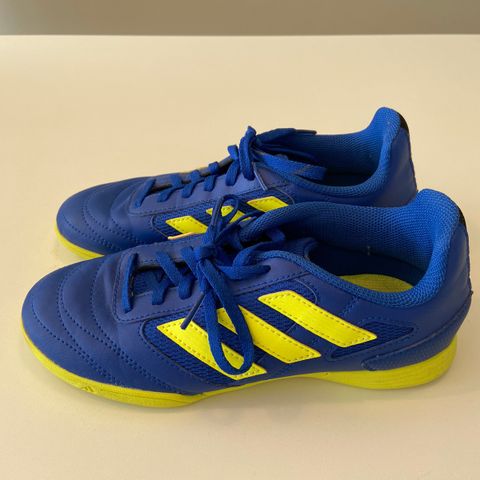 Adidas fotballsko innendørs str 36