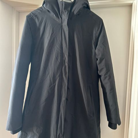 Scandinavian Edition parkas, dame. Ny pris kr 5500.