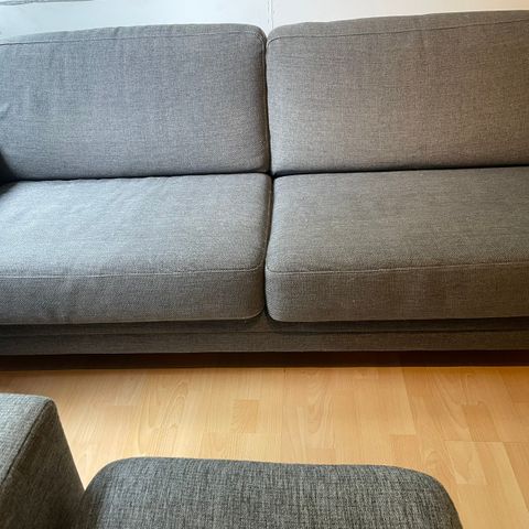 Fin koksgrå sofa selges.