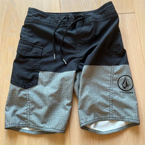 Særdeles pent brukte boardshorts fra Volcom str.23 (8 år)