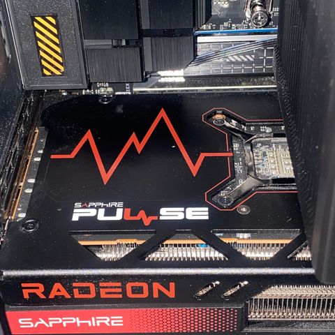 AMD Radeon RX 7700 XT Saphire Pulse