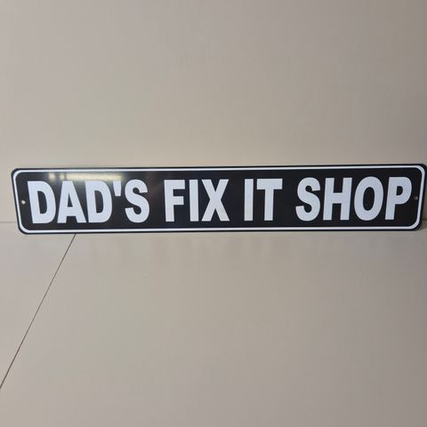 Dad's fix it shop - skilt 60cm langt