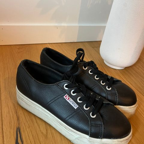 Superga platform sko i sort skinn