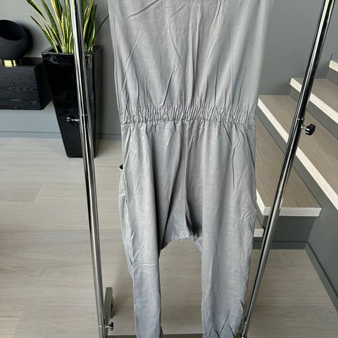 Superfin jumpsuit selges // passer M - L