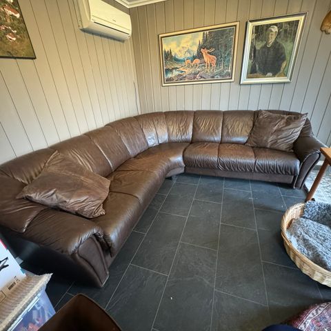 Ekornes buet skinnsofa.