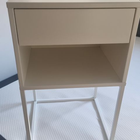 Hvitt IKEA nattbord Vikhammer (reservert)