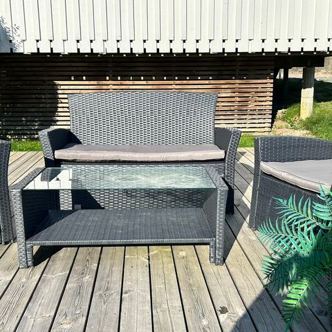 Pent brukt hagemøbler som består av 2 setter sofa, 2 sitte stoler og bord